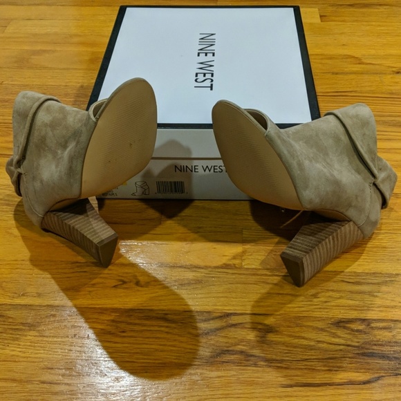 NIB Nine West suede ankle booties in taupe 7.5 - Picture 3 of 5